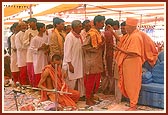 After the yagna, Swamishri blesses the Brahmins who conducted the ceremony