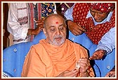 Swamishri holds Surando, Ravan Haththo and other instruments as the artistes enjoy a photo session with Swamishri 