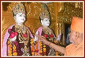 Swamishri performs the murti pratishtha ceremony of the murtis of Bhagwan Swaminarayan and Aksharbrahma Gunatitanand Swami 