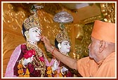 Swamishri performs the murti pratishtha ceremony of the murtis of Bhagwan Swaminarayan and Aksharbrahma Gunatitanand Swami 