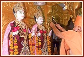 Swamishri performs the murti pratishtha ceremony of the murtis of Bhagwan Swaminarayan and Aksharbrahma Gunatitanand Swami 