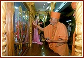 Swamishri performs pujan of Shri Nar Narayan Dev