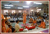 Swamishri performs the murti pratishtha arti in the mandir hall