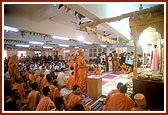 Swamishri performs the murti pratishtha arti in the mandir hall