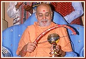 Swamishri holds Surando, Ravan Haththo and other instruments as the artistes enjoy a photo session with Swamishri 