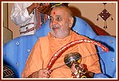 Swamishri holds Surando, Ravan Haththo and other instruments as the artistes enjoy a photo session with Swamishri 