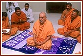Swamishri devoutly sings thal to Shri Harikrishna Maharaj 