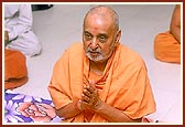 After the murti pratishtha ceremony and assembly Swamishri leads the singing while thal is offered to Shri Harikrishna Maharaj 