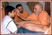 Swamishri meets, listens to, advises and blesses a local balak 