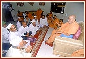 Muslim leaders meet Swamishri to condemn the terrorist attack on Akshardham