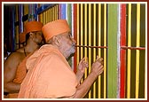 Swamishri engaged in darshan of Shri Nar Narayan Dev Mandir built by Shriji Maharaj