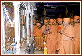 Swamishri engaged in darshan of Shri Nar Narayan Dev Mandir built by Shriji Maharaj