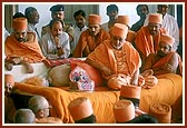 While waiting for the arti, Swamishri and others listen to one the resident sadhus narrating the divine lila of Shriji Maharaj