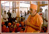 Swamishri has darshan of and offers prostrations to the murtis 