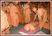 Swamishri has darshan of and offers prostrations to the murtis 
