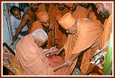 Swamishri meets and pays respects to the resident sadhus at the Gurukul
