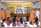 Final blessing by Swamishri before departing