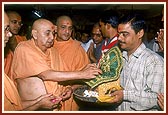 Swamishri has darshan of the murti of Thakorji worshipped in the home of Shri Pitambar Chevdawala, a senior devotee of Bhuj