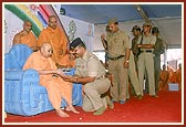 Policemen pledge to give up their addictions before Swamishri