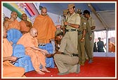 Policemen pledge to give up their addictions before Swamishri