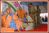 Policemen pledge to give up their addictions before Swamishri