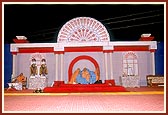 Pujya Viveksagar Swami conducts a 7-day parayan on the Shikshapatri during the evening assembly in the tin-tent city