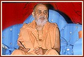 Swamishri blesses the devotees seated in the assembly