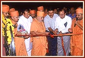 Swamishri inaugurates the Sant Shri Lilashah Chowk and presides over the inauguration assembly