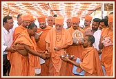 Swamishri performs the ground-breaking ceremony for the new mandir 