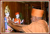 Swamishri performs the Vedic murti pratishtha rituals of the Hari Mandir