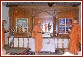 Swamishri performs the murti pratishtha arti