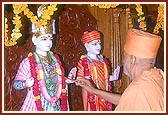 Swamishri performs the murti pratishtha of the murtis of Shri Akshar Purushottam Maharaj