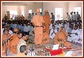 Swamishri performs the murti pratishtha arti