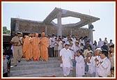 Swamishri inspects ongoing mandir construction work prior to his departure
