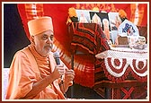 Swamishri blesses the devotees on his arrival