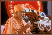 Swamishri blesses the devotees on his arrival