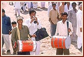 Locals welcome Swamishri by playing the dhol and sharnai