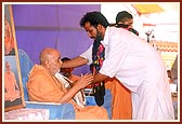 A representative of the Muslim community honors Swamishri