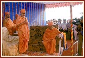 Swamishri blesses the devotees seated in the assembly