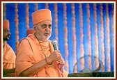 Swamishri blesses the devotees seated in the assembly