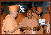 Swamishri meets the senior sadhu at the Gurukul