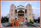 Swamishri departs from the gurukul