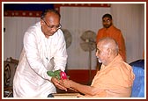 Shri Sureshchandra Mehta welcomes Swamishri