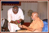 Shri Anantbhai Dave welcomes Swamishri