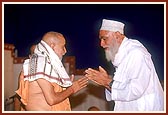 A Muslim cleric, Mufti-e-Kachchh Shri Haji Ahmedshah Bawa honors Swamishri