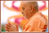 ... offers prayers to Shri Harikrishna Maharaj