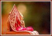 Shri Harikrishna Maharaj in Swamishri's morning puja