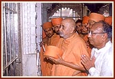 Swamishri engrossed in darshan of Thakorji