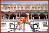 Swamishri descends the steps of the mandir assembly hall