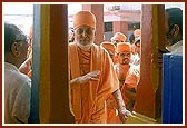 Swamishri has darshan of the memorial shrine to mark the spot where Shriji Maharaj transformed the salty sea water to sweet drinking water for the thirsty Khaiya Khatri